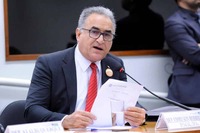 Ao conceder abono a todos os servidores da educação — e não apenas aos professores —, o prefeito Edmilson Rodrigues (PSOL-PA) provou que recursos de outras fontes para pagar profissionais da educação podem não estar sendo gastos plenamente. Foto: Cleia Viana/Câmara dos Deputados.